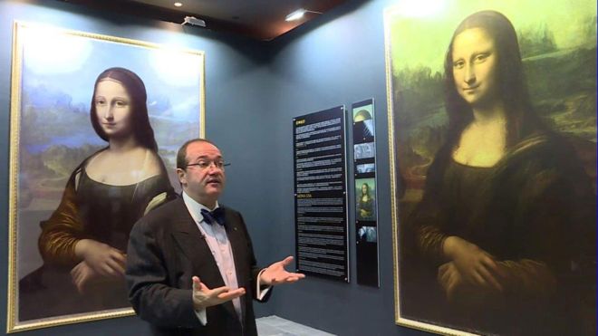 Lo scienziato Pascal Cotte spiega la differenza tra le due versioni della Gioconda (da Bbc News, courtesy Brinkworth Films)