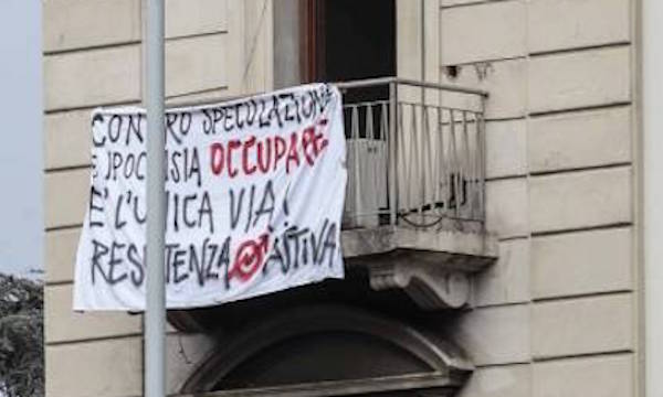 Lo striscione nella casa occupata in via Toselli a Firenze