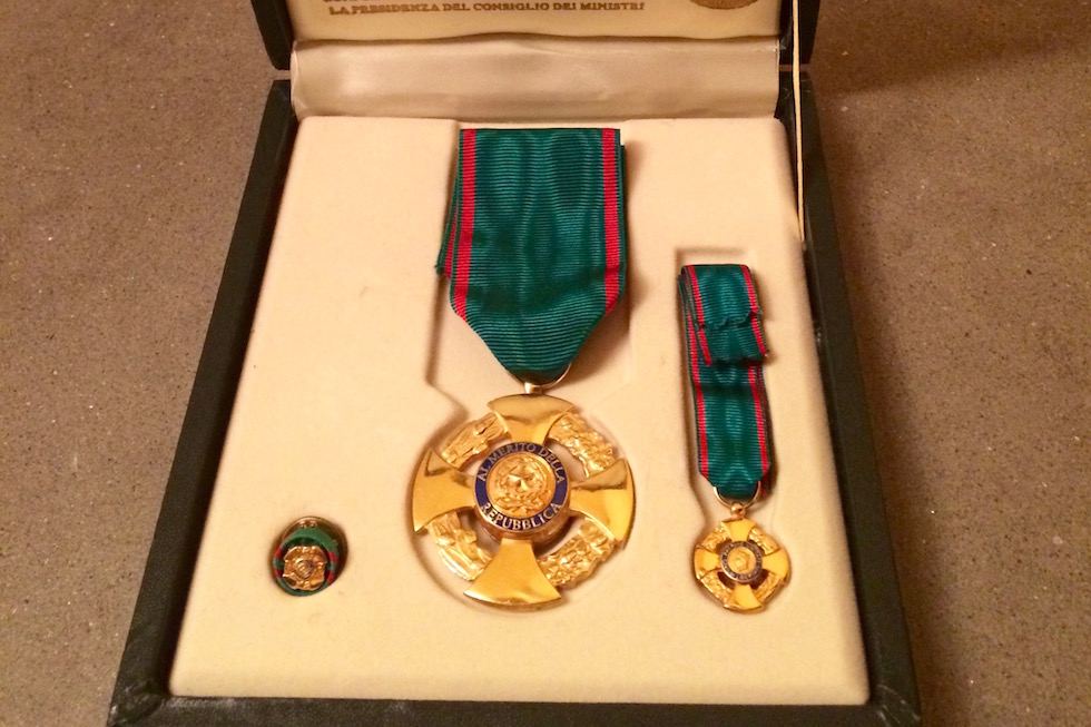 Le decorazioni per l'onorificenza di Ufficiale al merito