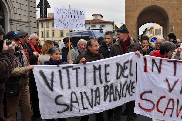 Il comitato “Vittime del Salva-Banche" davanti alla Leopolda a Firenze