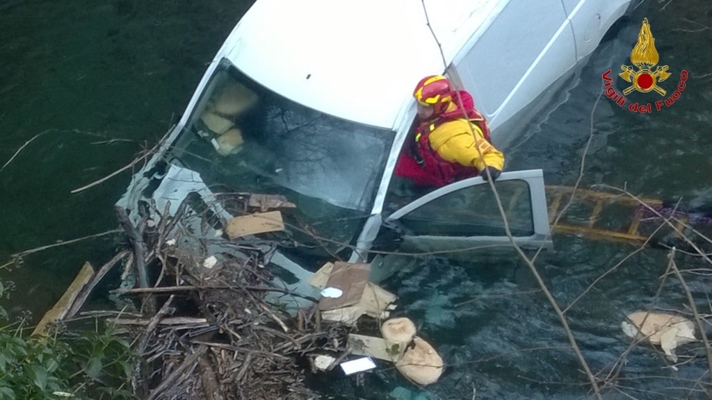 Il recupero del furgone da parte di Vigili del Fuoco di Pistoia