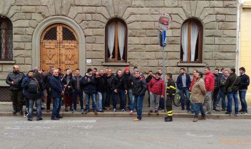 Il gruppo dei Vigili del Fuoco rimasti fuori della caserma