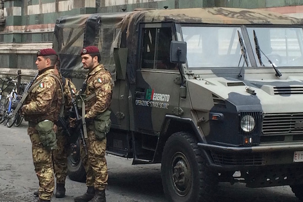 Parà della Folgore nell'Operazione strade sicure a Firenze