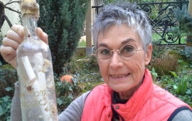 Brigitte Barthélémy con la "sua" bottiglia