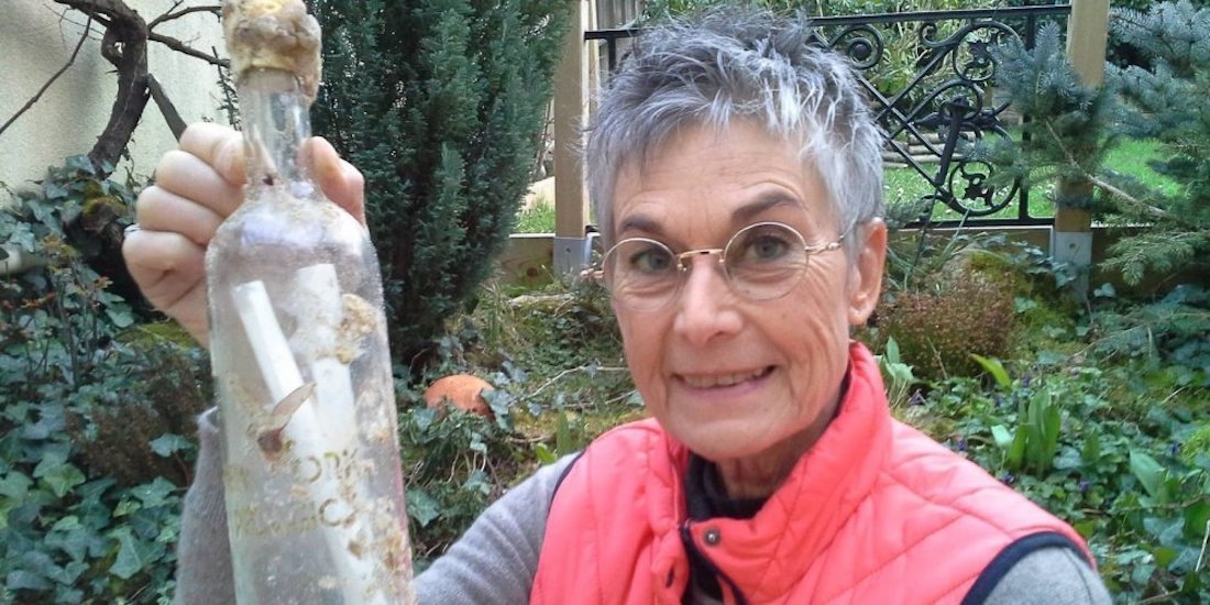 Brigitte Barthélémy con la "sua" bottiglia