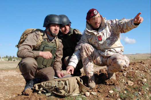 Un parà itaiiano addestra militari curdi Peshmerga