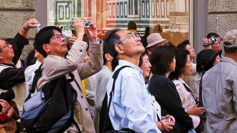 Turisti sempre alla ricerca di guide turistiche di qualità