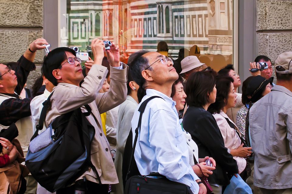 Turisti sempre alla ricerca di guide turistiche di qualità