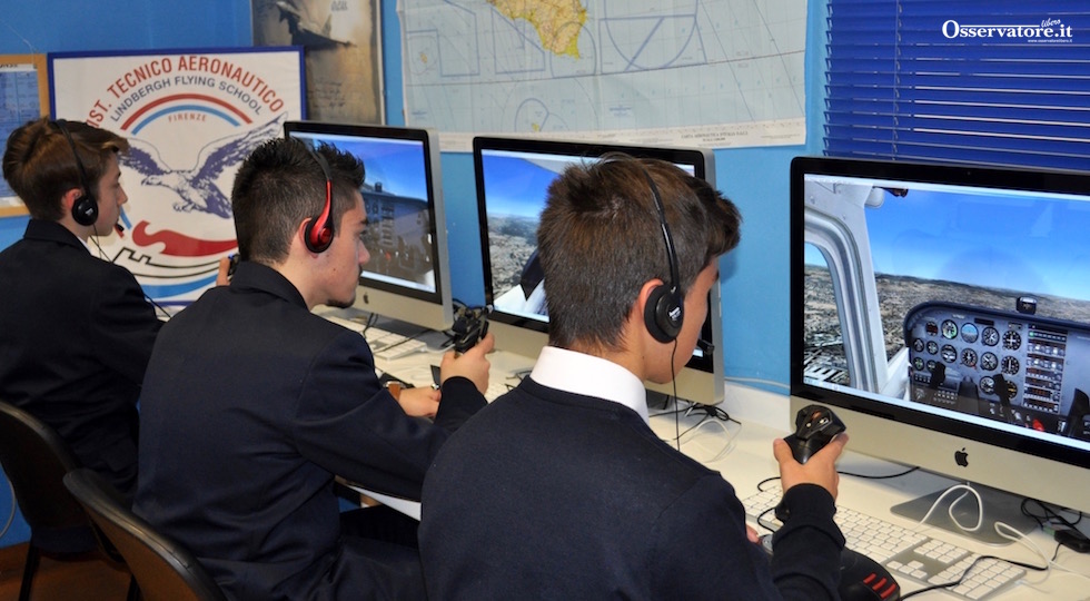 Studenti dell'Istituto Lindbergh nell'aula simulazioni di volo