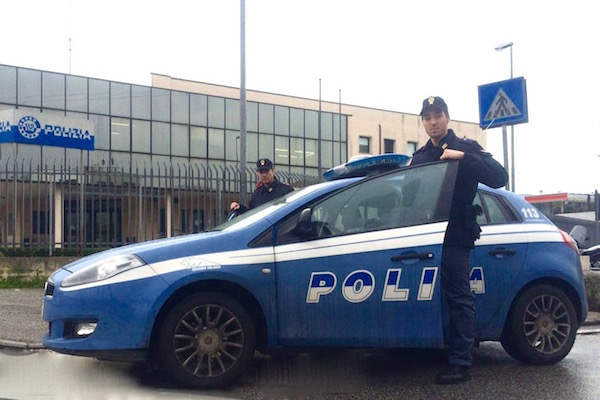 La Polizia ha arrestato la falsa artista di strada
