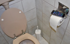 Lo smartphone ha un posto importante in bagno