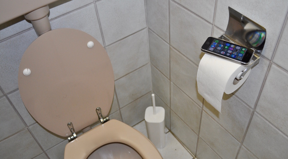 Lo smartphone ha un posto importante in bagno
