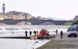 I soccorritori in azione sul greto dell'Arno (Foto Vigili del Fuoco)