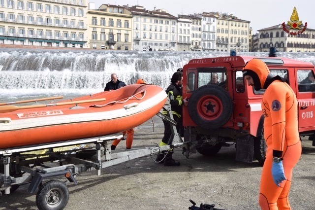 I sommozzatori dei Vigili del Fuoco hanno recuperato il corpo in mezzo al fiume