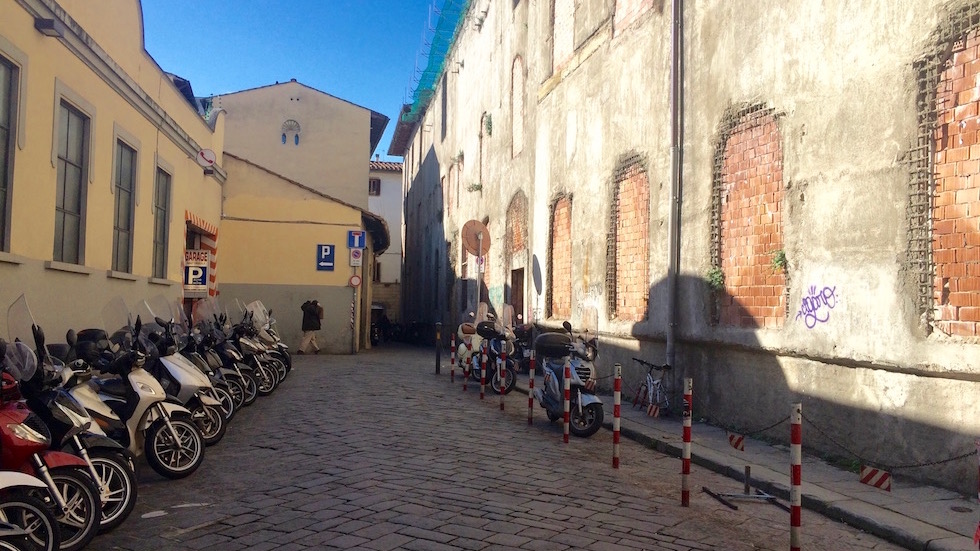 Il luogo dell'agguato in via S.Orsola nella zona del Mercato Centrale