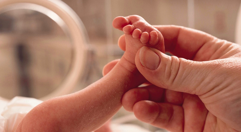 Un bambino prematuro in una incubatrice