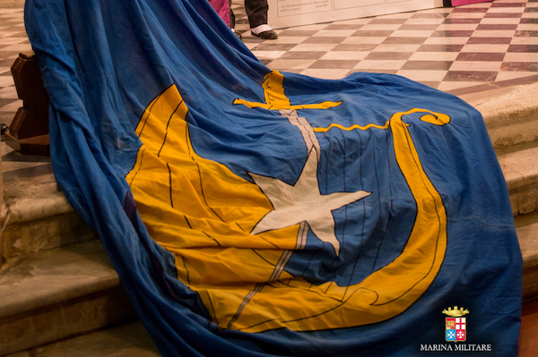 La Bandiera del Corso Invicti (Foto Laboratorio Fotografico Accademia Navale)