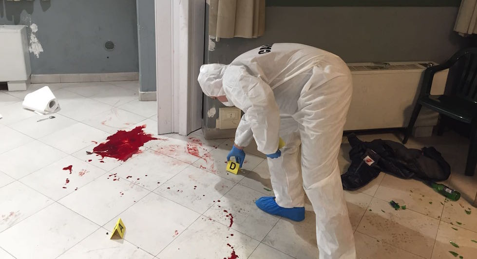 Carabinieri scientifica durante i rilievi dopo la sparatoria