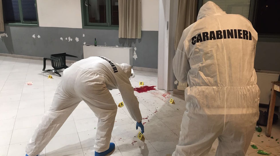 I rilievi dei carabinieri della Scientifica sul luogo della sparatoria