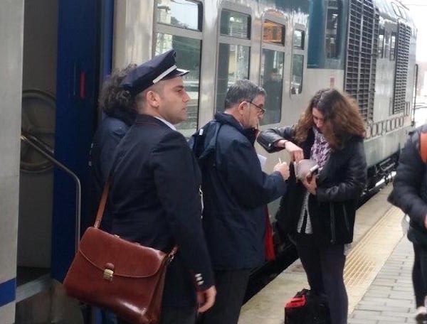 Controlli antievasione sui treni regionali della Toscana