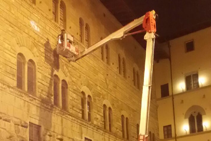 L'intervento dei Vigili del Fuoco in piazza Strozzi