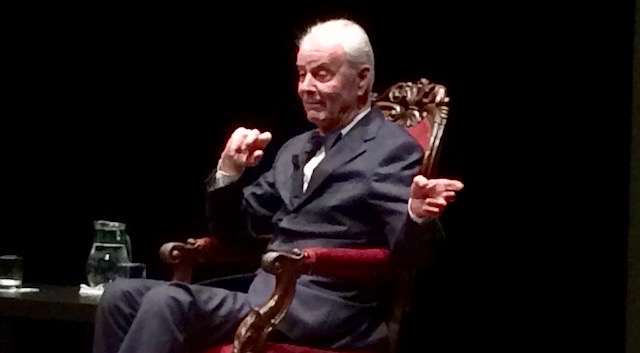 Paolo Poli nella sua ultima apparizione al Teatro Niccolini di Firenze l'8 gennaio 2016