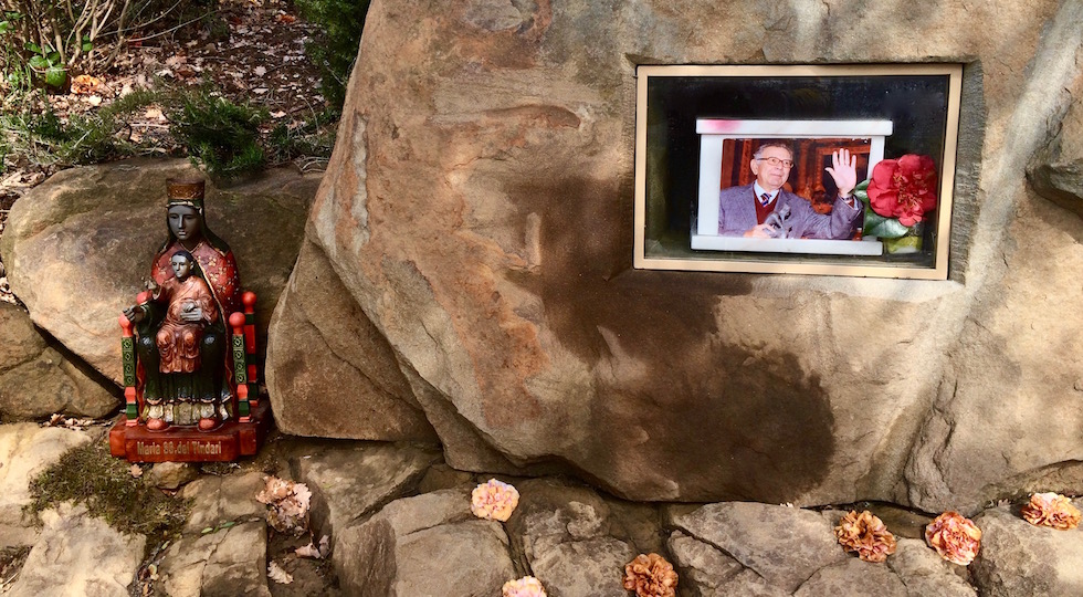 L'immagine del magistrato Tindari Baglione accanto alla Madonna di Tindari