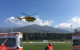 L'elicottero Pegaso 1 al decollo dal campo sportivo di Reggello