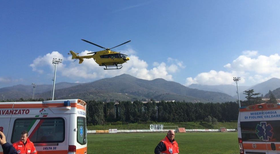 L'elicottero Pegaso 1 al decollo dal campo sportivo di Reggello