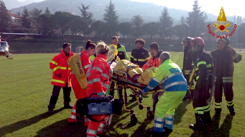 I soccorritori trasportano Sofia all'elicottero del 118