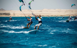 Una gara di kiteboarding
