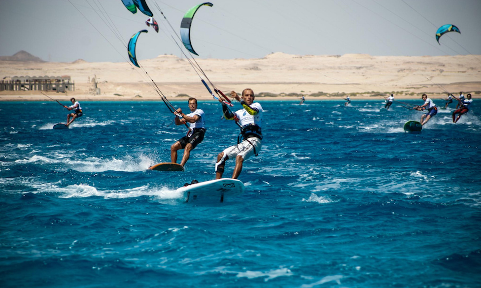 Una gara di kiteboarding