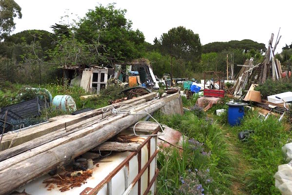 La discarica si trova a circa 2 chilometri dal Santuario di Montenero