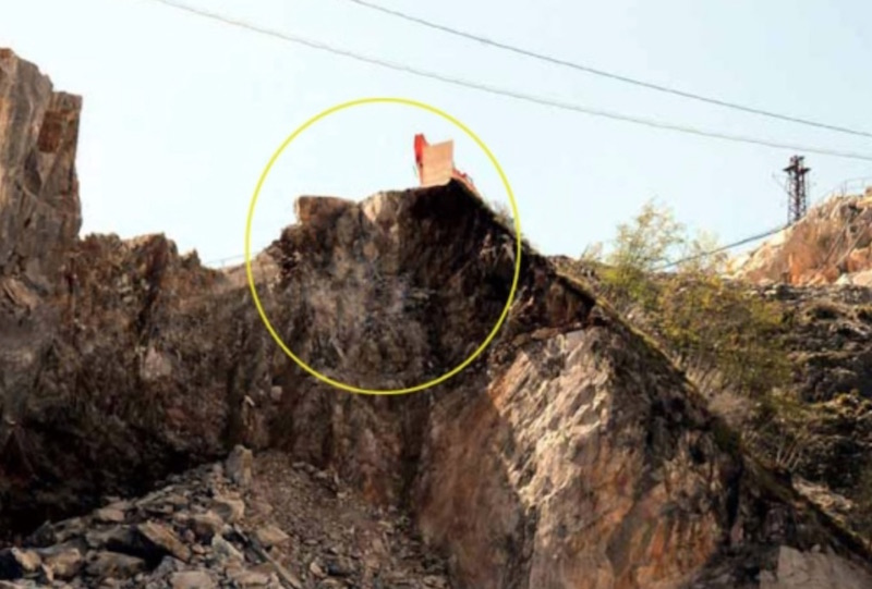 Il post di Facebook che ha fatto discutere: la cresta della cava franata sembra un profilo umano