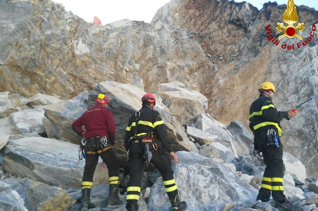 Il luogo del ritrovamento di uno dei cadaveri nella cava di Colonnata