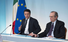 Matteo Renzi con il ministro Padoan alla conferenza stampa del 29 aprile
