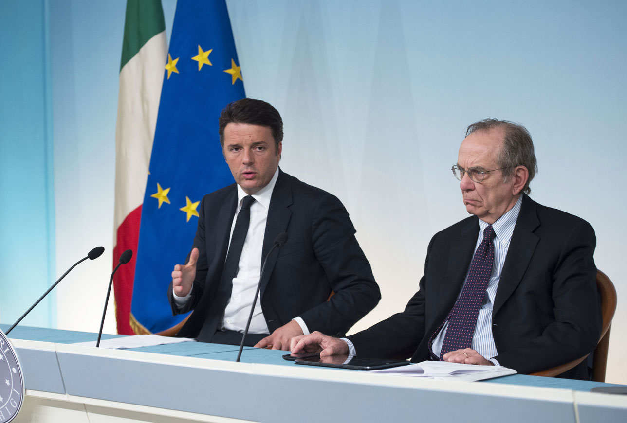 Matteo Renzi con il ministro Padoan alla conferenza stampa del 29 aprile