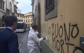 Il sindaco Nardella davanti a una delle scritte in Oltrarno