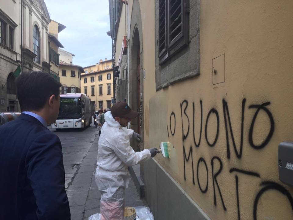 Il sindaco Nardella davanti a una delle scritte in Oltrarno