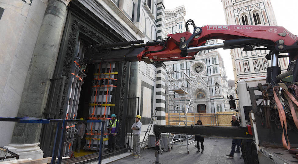 La rimozione della porta sud del Battistero per restauro (foto Opera del Duomo Firenze)