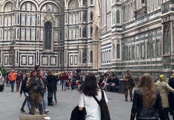 Parà della Folgore pattugliano la zona intorno al Duomo di Firenze