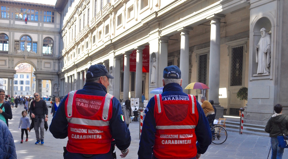 Una pattuglia di Carabinieri in congedo in servizio nel piazzale degli Uffizi