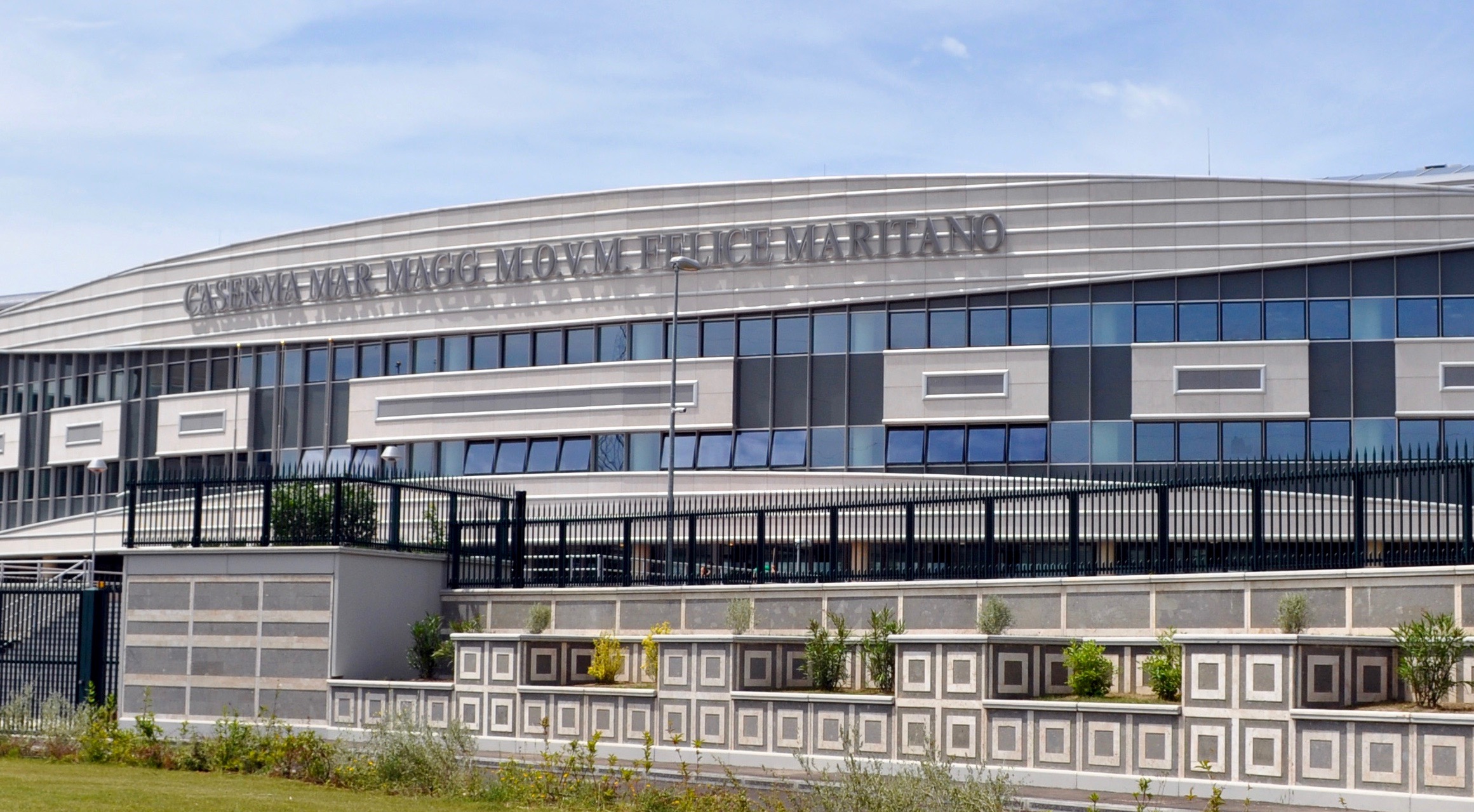 La facciata della nuova Scuola Marescialli a Castello