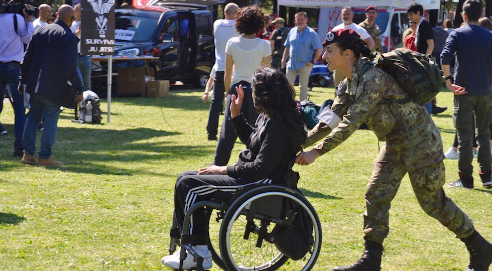Solidarietà lungo il prato del Centro Addestramento Lustrissimi a Livorno