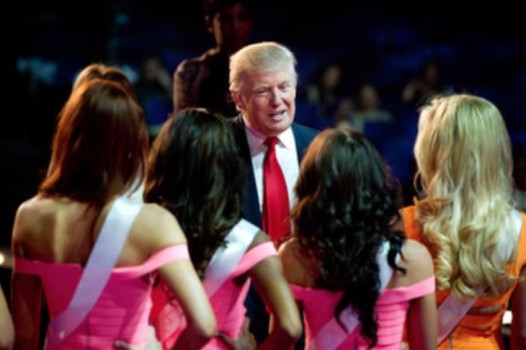 Donald Trump nel 2013 con le concorrenti di Miss Usa,