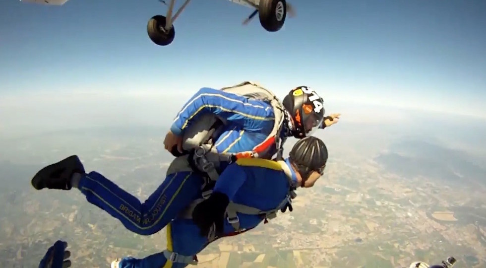 Il lancio di Giacomo e del suo istruttore da 4000 metri nel 2015