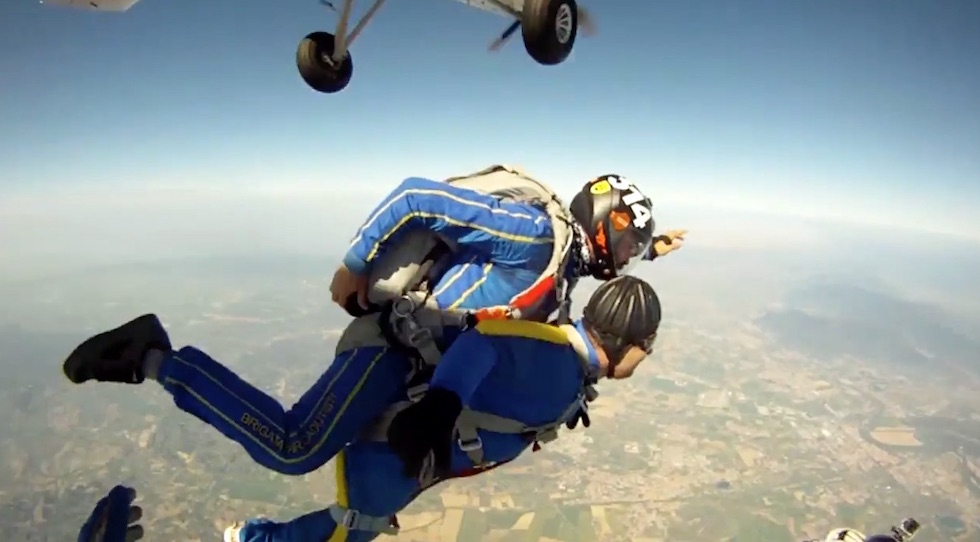 Il lancio di Giacomo e del suo istruttore da 4000 metri nel 2015