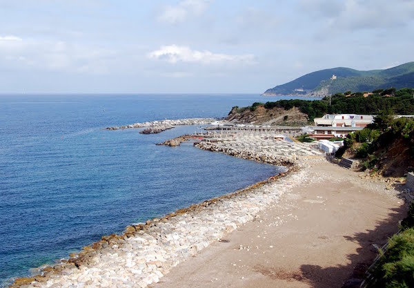 La spiaggia e il porticciolo di Chioma
