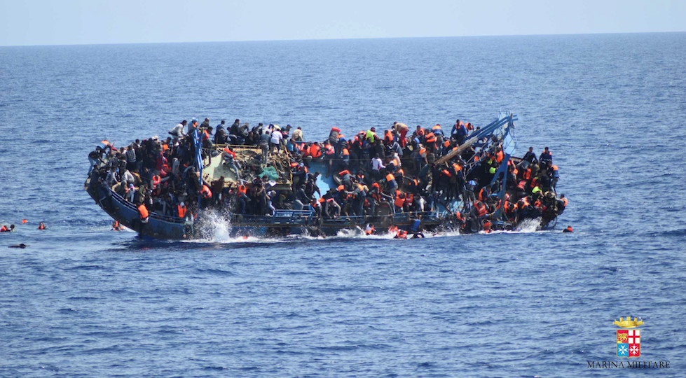 Un barcone di migranti si sta rovesciando nel Mediterraneo