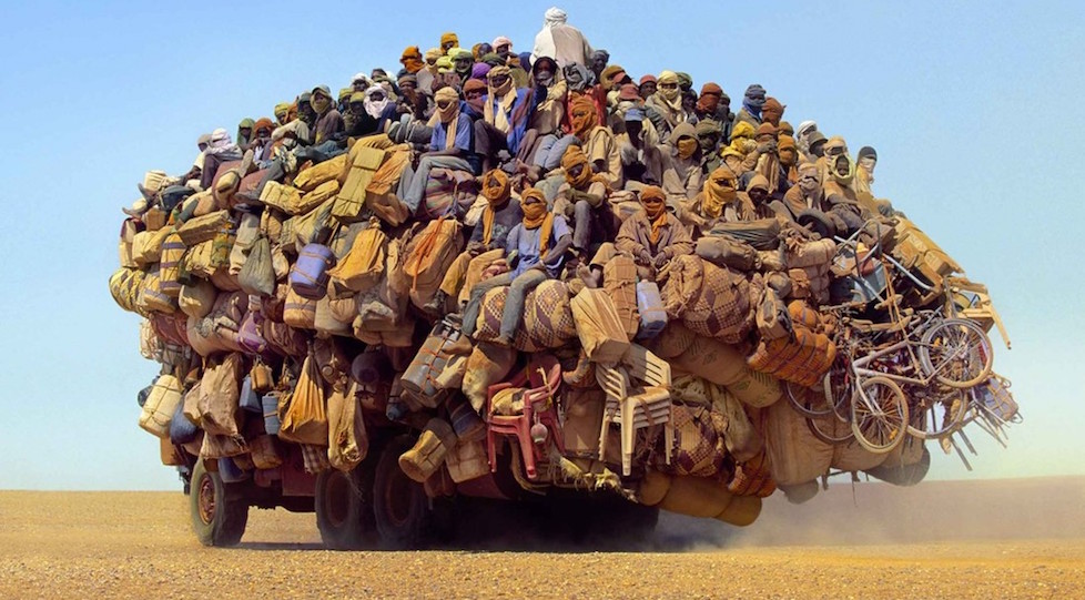 Un'immagine di migranti nel deserto che sta facendo il giro del web